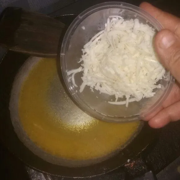 Lalu tambahkan 3 sdm keju parut, aduk-aduk hingga keju larut. Gunakan api kecil ya saat keju sudah ditambahkan.