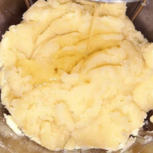 Masukkan 1 sendok minyak goreng, tepung maizena, garam, dan lada, aduk rata.