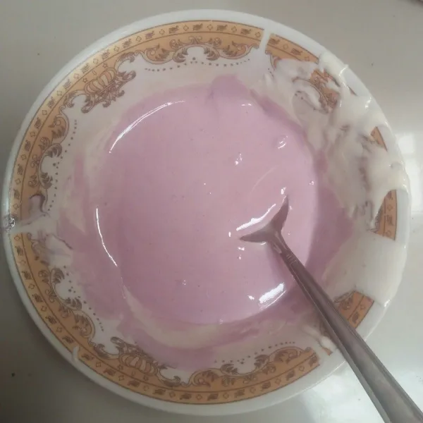 Ambil 2,5  centong sendok sayur lalu beri pasta taro,  sisa adonan putihnya beri pasta vanila.