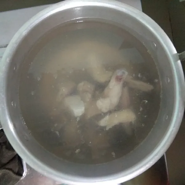 Siapkan panci. Tuang 2 liter air lalu masak hingga air mendidih. Masukkan ayam dan jahe geprek. Masak hingga ayam empuk.