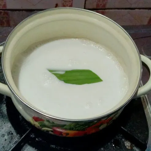 Campur santan, vanili, tepung maizena, dan garam. Masak sebentar lalu tambahkan daun pandan. Angkat.