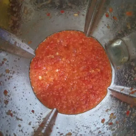 Haluskan bumbu menggunakan blender.
