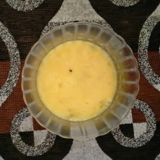 Siapkan mangkuk, kocok lepas telur, lalu tambahkan garam dan lada. Aduk rata