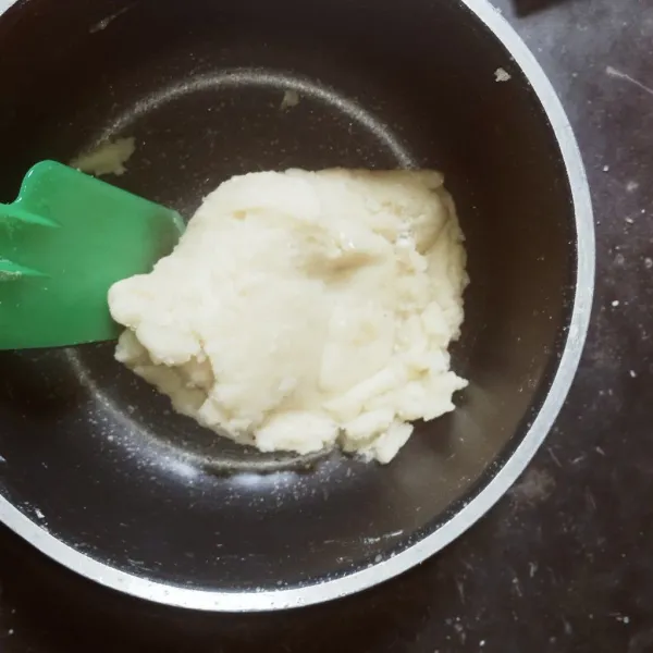 Masak dengan api kecil sambil di aduk sampai mengental dan kalis.