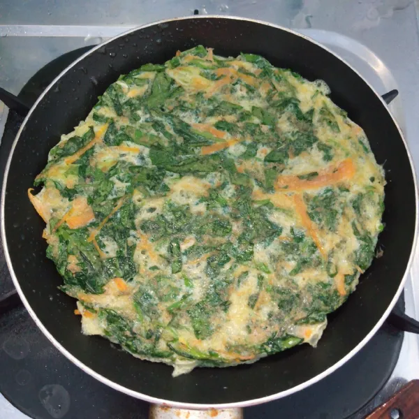 Balik adonan. Masak sampai matang. Angkat, tiriskan dan sajikan.