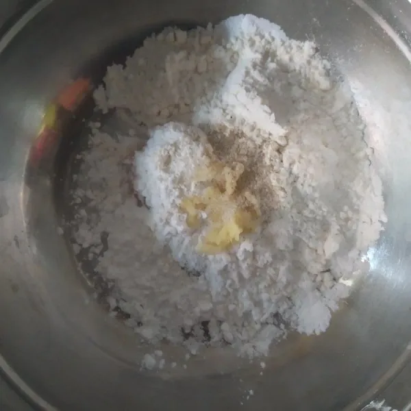 campur daging ayam dengan tepung terigu, tapioka, bawang putih yang dihaluskan, garam dan merica.