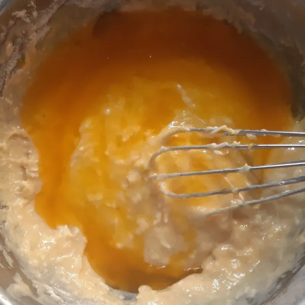Terakhir masukkan mentega cair lalu aduk rata samoai margarin tercampur semua.