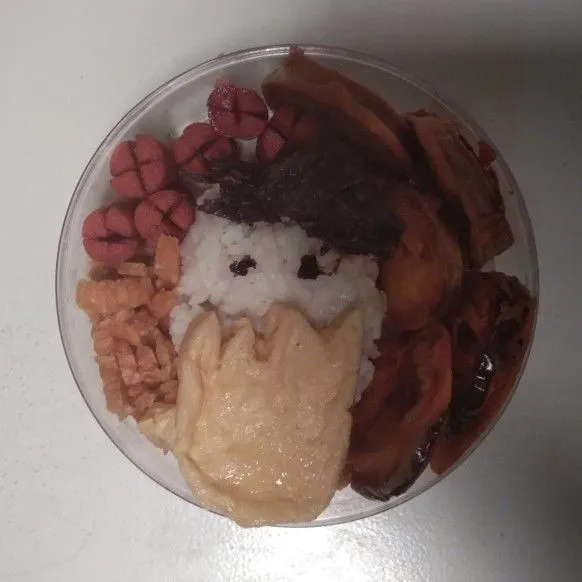 Beri mata dan rambut dengan menggunnakan nori.