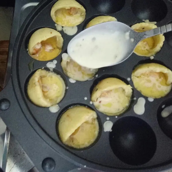 Setelah sedikit kering balikan adonan ke sisi lalu beri lagi adonan hingga penuh, lalu balikan dengan tusuk sate hingga berbentuk bulat