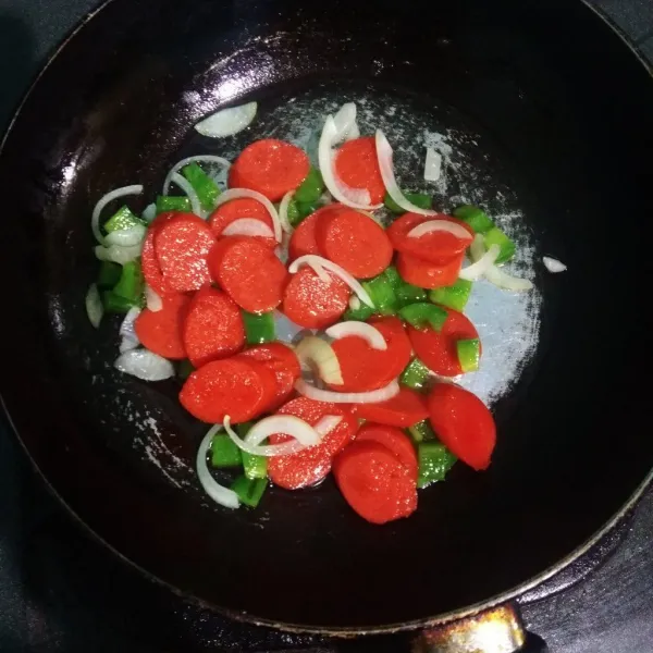 Tumis sosis, bawang bombay dan paprika hingga harum.