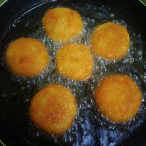 Penyajian : Panaskan minyak, goreng nugget. Sajikan dengan saus favorit.