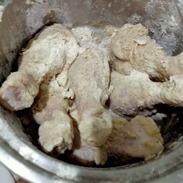 Ayam cuci bersih lalu marine sama garam,merica dan bubuk kaldu jamur.aduk rata lalu diamkan beberapa menit. lalu masukkan tepung serbaguna. aduk rata.