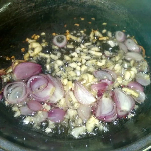 Iris tipis bawang merah, cincang bawang putih dan jahe, lalu tumis hingga layu.