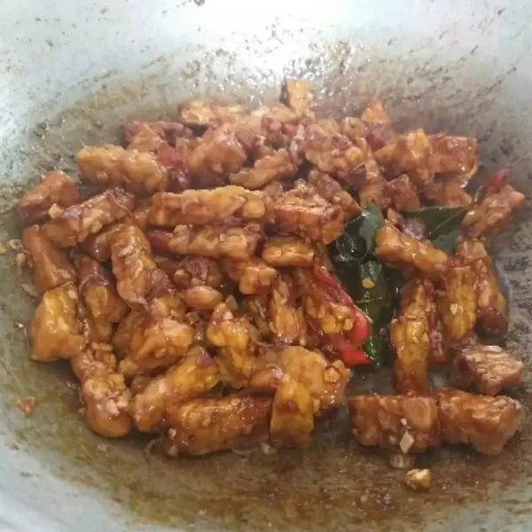 Tempe kering: potong-potong tempe sesuai selera. Goreng 1/2matang. Sisihkan. Tumis bawang merah dan putih sampai harum, lalu masukkan cabe dan daun salam. Tambahkan saus tiram, kecap manis, gula merah sisir, dan air, aduk sampai gula merah mencair. Lalu masukkan tempe, aduk rata. Matikan api.