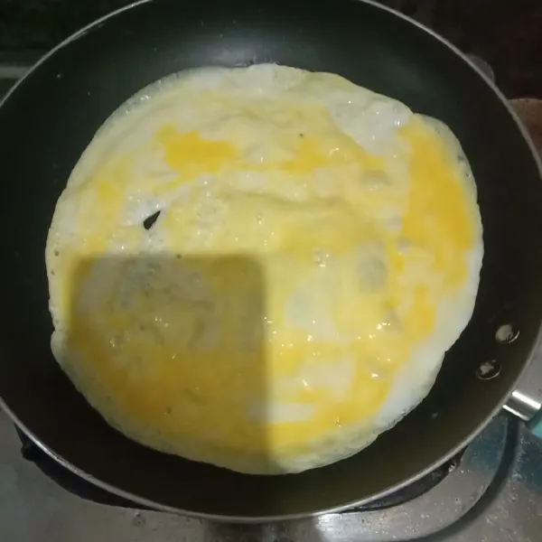 Panaskan teflon oles margarin lalu dadar telur sampai matang.Setelah itu potong memanjang.