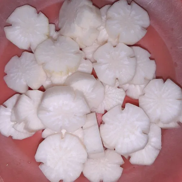 Potong-potong lobak kemudian sisihkan.