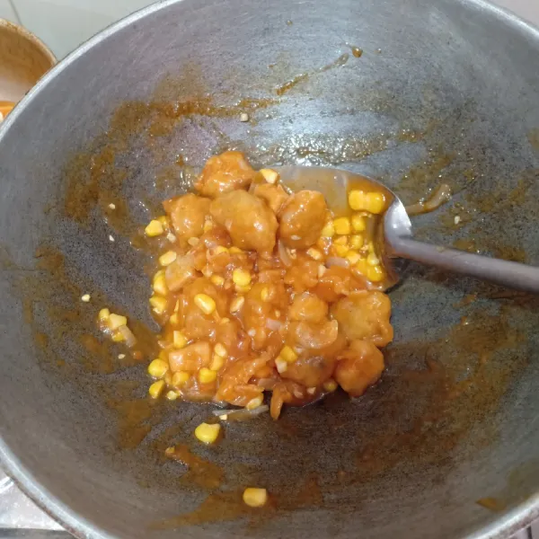 Masukkan ayam goreng tepung dan jagung pipil. Aduk rata dan masak sebentar agar jagung matang.