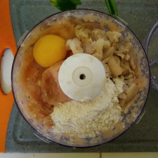 Tambahkan telur, jamur dan tepung, Aduk rata. koreksi rasa dengan cara menggoreng sedikit adonan.
