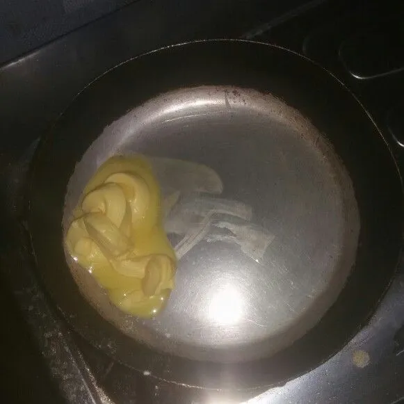 Selanjutnya masak sausnya. Lelehkan 2 sdm mentega.
