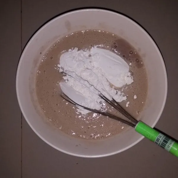 Masukan tepung terigu. Aduk dengan whisk hingga tercampur rata.