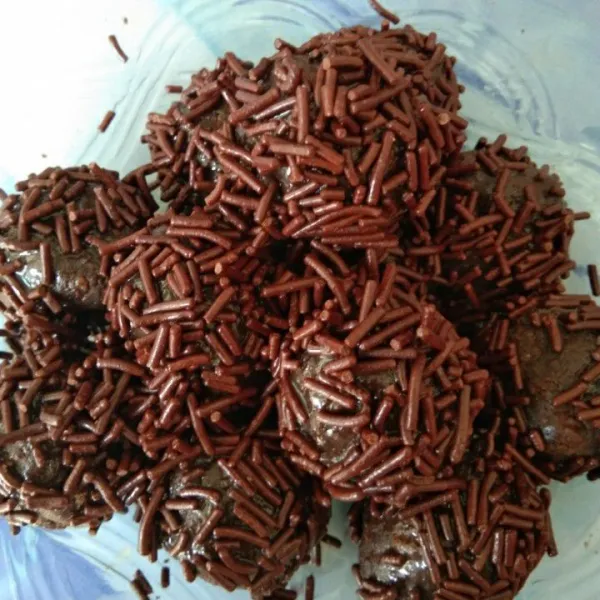 Gulingkan pada cokelat meses ceres, tekan tekan supaya cokelat menempel.
