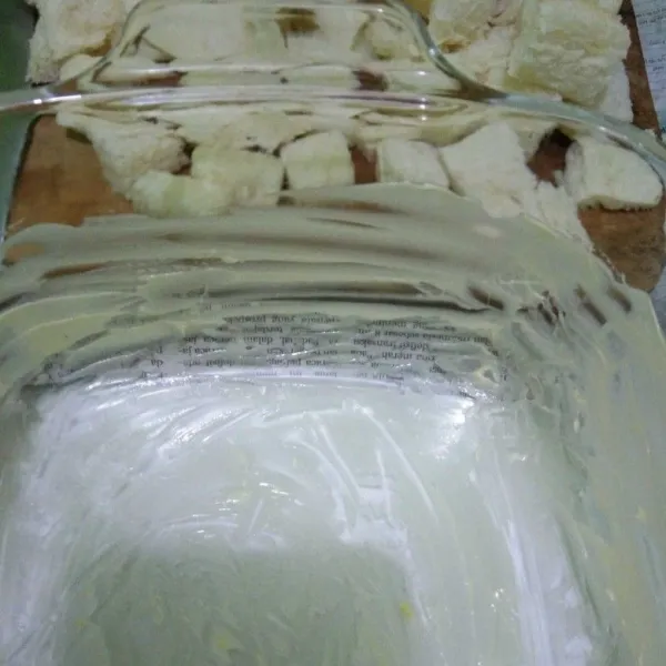 Olesi pinggan tahan panas dengan margarin.