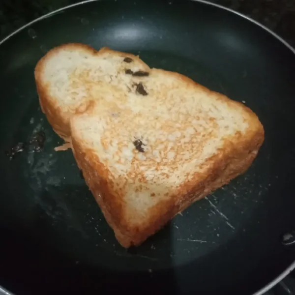 Panaskan teflon, oles margarin lalu panggan roti sampai kedua sisi nya kecoklatan.