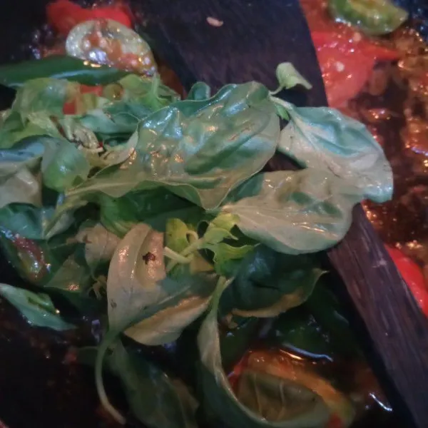 Terakhir masukkan daun kemangi. Aduk rata. Masak hingga layu. Matikan api dan siram ke atas peda yang sudah di tata di atas piring. Sajikan.