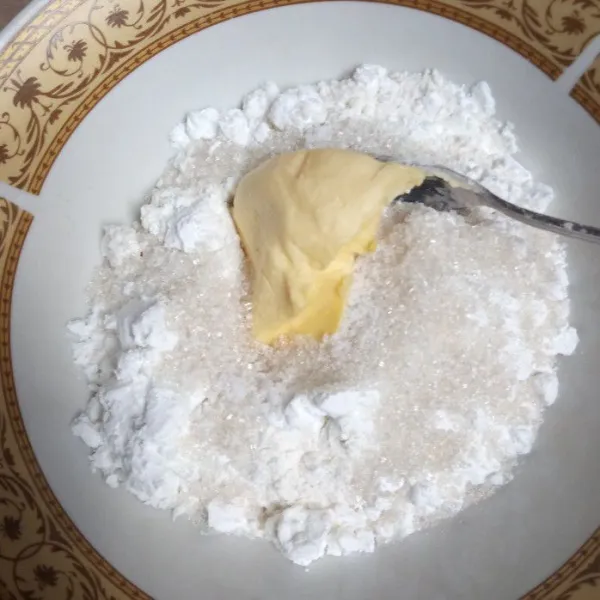 Masukkan tepung terigu dalam mangkuk, tambahkan tepung maizena, gula pasir, margarin dan garam halus.