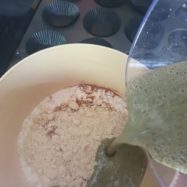 Dalam wadah masukkan bahan kering, lalu tuang bahan yang sudah diblender. Aduk hingga tetcampur rata.