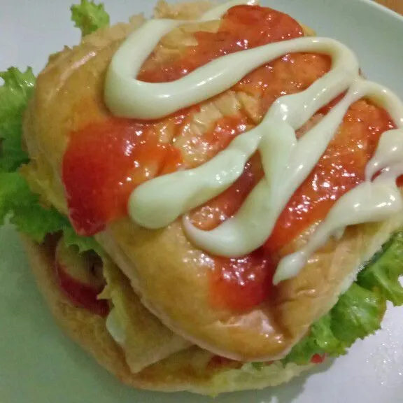 Dalam piring saji,  tata roti, tepur dadar,  sayuran selada,  timun,  dan tomat kemudian beri mayonaise dan saos sambal.  Timpa kembali dengan roti,  kemudian beri atasnya dengan toping mayonaise dan saos sambal.  Burger rumahan siap dinikmati.