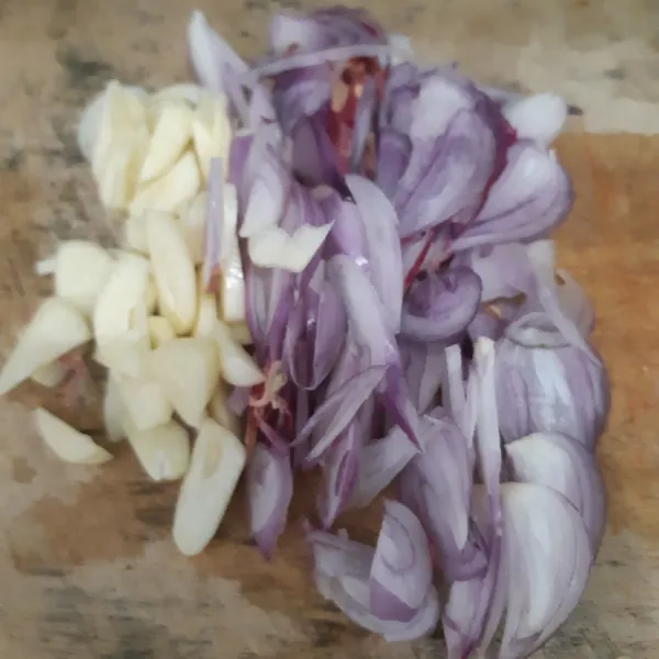 Kupas bawang merah dan bawang putih, iris tipis -tipis.