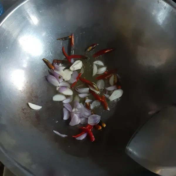 Panaskan minyak goreng lalu tumis bumbu iris hingga matang dan harum.