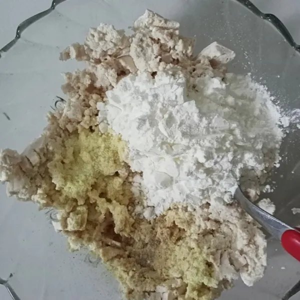 Masukkan tepung maezena, kaldu bubuj, merica dan baking powder