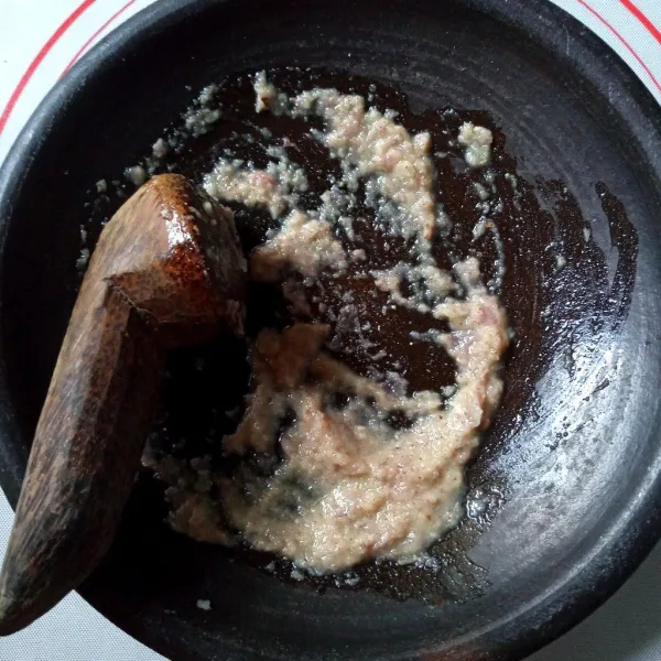 Haluskan bahan bumbu.