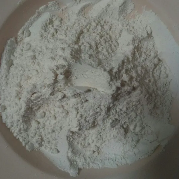 Campurkan tepung terigu, tepung kanji, tepung beras, garam, kaldu ayam, lada, bubuk cabai