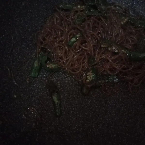 Masak sampai bihun tidak lagi berair. Angkat dan sajikan.