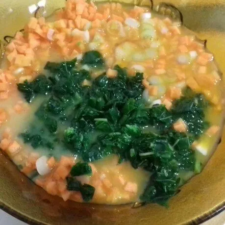 tuang telur ke sayuran. kocok rata.