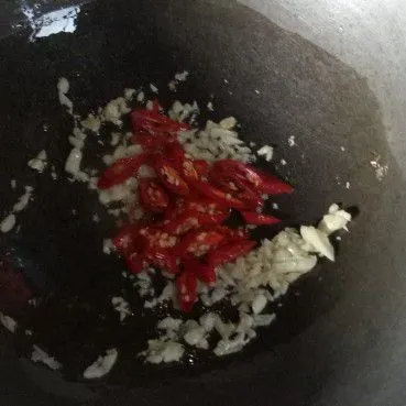 Masukkan irisan cabai, tumis hingga cabai layu.