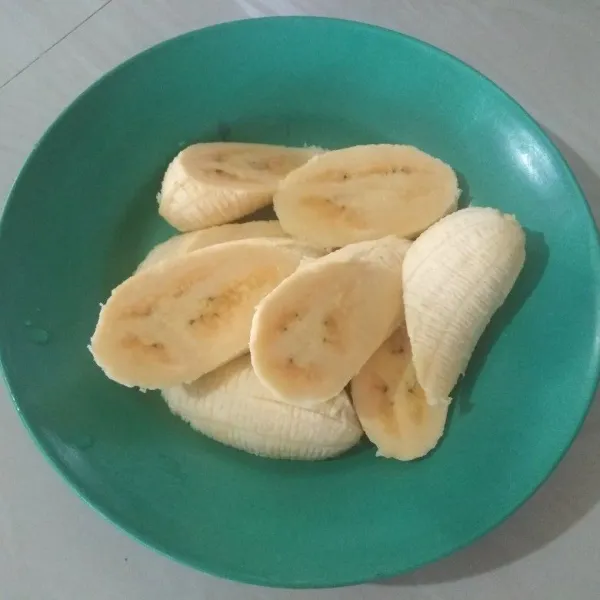 1 pisang belah menyerong menjadi 3 bagian.