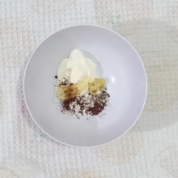 Aduk mayonnaise, susu kental manis, paprika bubuk, merica bubuk, bawang putih bubuk, garam, dan dijon mustard (jika menggunakan) hingga tercampur.