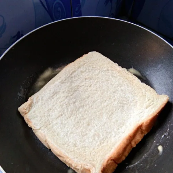 Panaskan margarin secukupnya, letakan roti tawar.