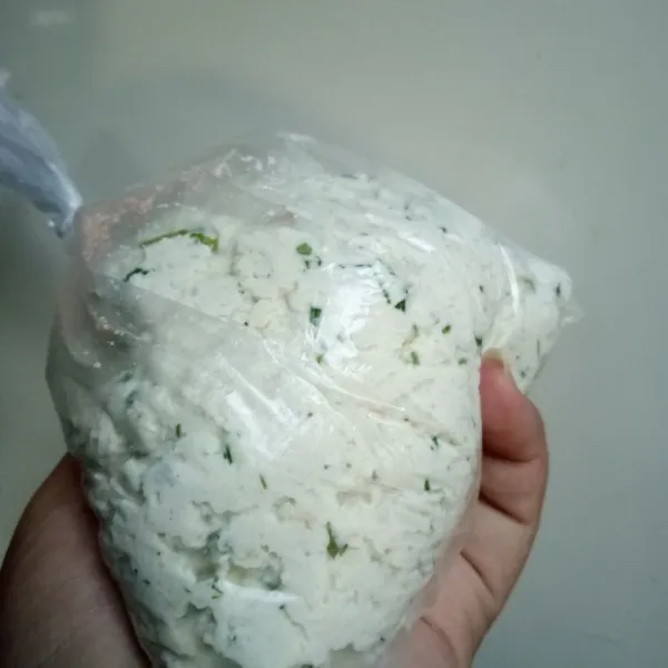 Setelah itu, masukkan adonan ke dalam plastik dan gunting sedikit bagian ujungnya.
