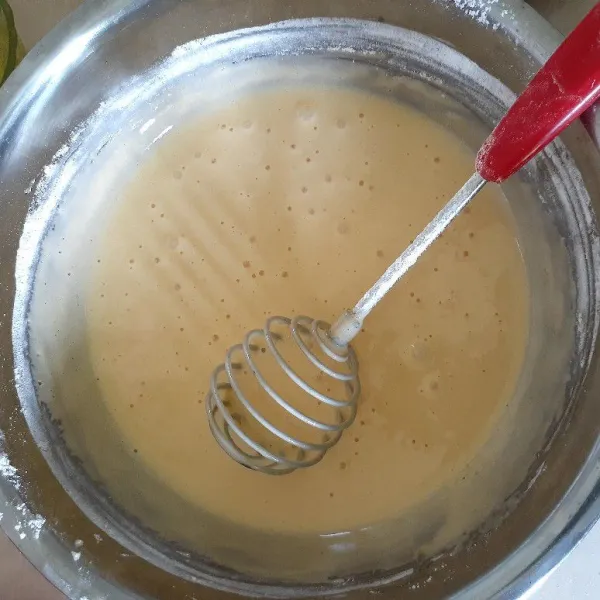 Setelah adonan sudah berwarna agak putih, masukkan terigu, garam, baking soda, baking powder, lalu aduk sampai rata.