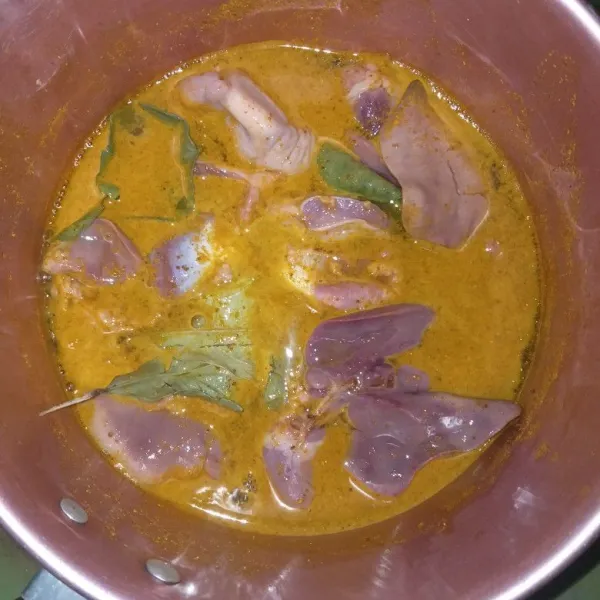 Cuci bersih hati ayam kemudian rebus dengan bumbu selama 15 menit.