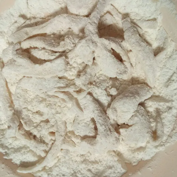 Masukan jamur ke tepung kering