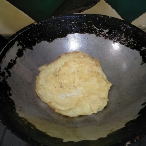 Panaskan sedikit minyak, masukkan telur dan masak hingga matang