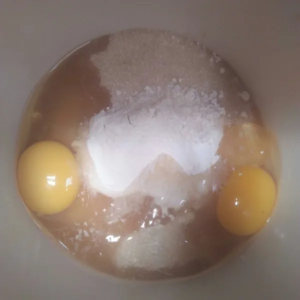 Siapkan semua bahan,  campurkan terigu telur gula sp.