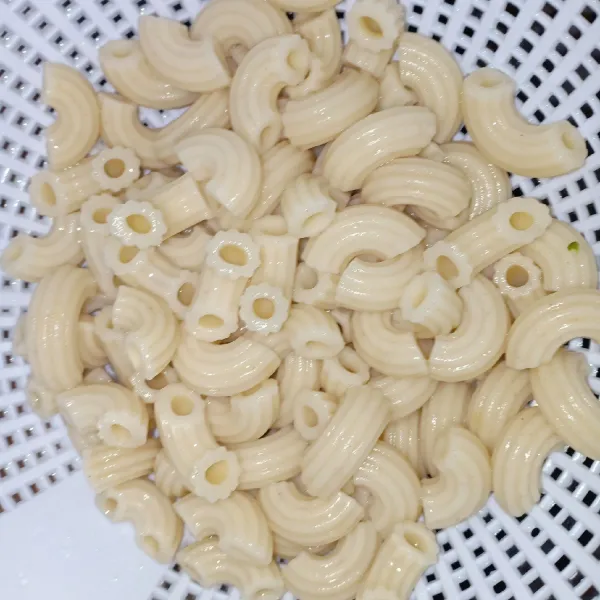 Rebus macaroni sampai matang lalu tiriskan.