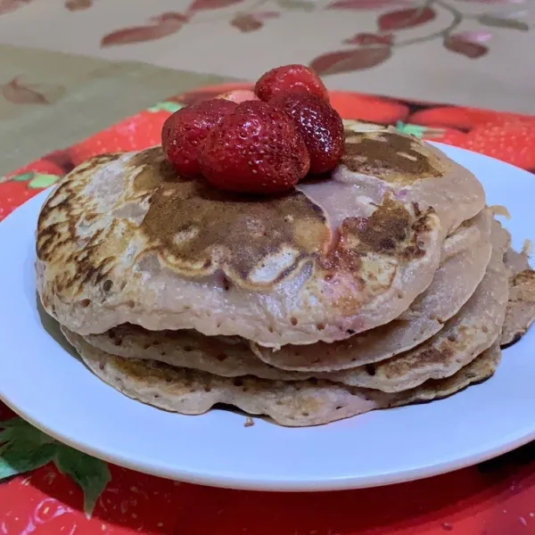 Sajikan dengan strawberry segar & madu
